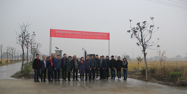 免费看片黄副總經理朱旭華(左二)為考察團一行詳細介紹了水稻病蟲害綠色防控設備 免费看片黄副總經理朱旭華(左二)為考察團一行詳細介紹了水稻病蟲害綠色防控設備