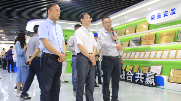 謝主任一行參觀免费看片黄展廳 謝主任一行參觀免费看片黄展廳