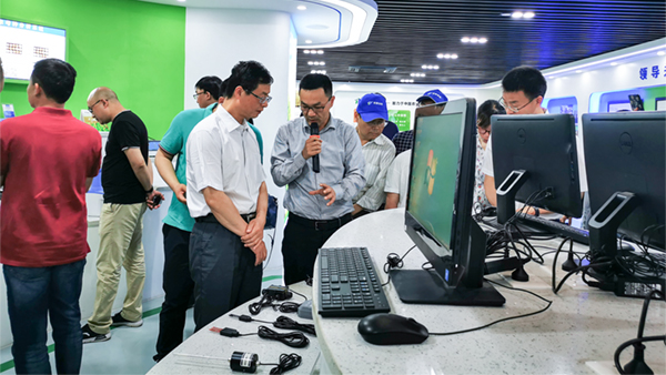 謝主任一行參觀免费看片黄展廳 謝主任一行參觀免费看片黄展廳