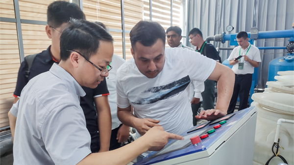 多個國家農業領導與專家在觀摩研討 多個國家農業領導與專家在觀摩研討