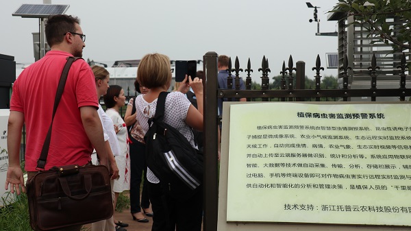 研修班一行來到由免费看片黄與蕭山農科所聯合搭建的現代農業產業園進行考察 研修班一行來到由免费看片黄與蕭山農科所聯合搭建的現代農業產業園進行考察