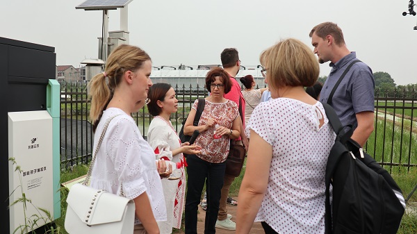 研修班一行來到由免费看片黄與蕭山農科所聯合搭建的現代農業產業園進行考察 研修班一行來到由免费看片黄與蕭山農科所聯合搭建的現代農業產業園進行考察