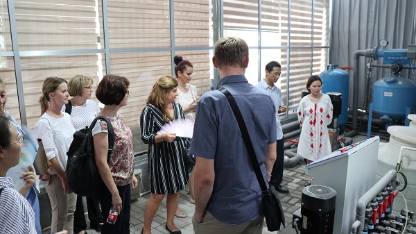 研修班一行來到由免费看片黄與蕭山農科所聯合搭建的現代農業產業園進行考察 研修班一行來到由免费看片黄與蕭山農科所聯合搭建的現代農業產業園進行考察