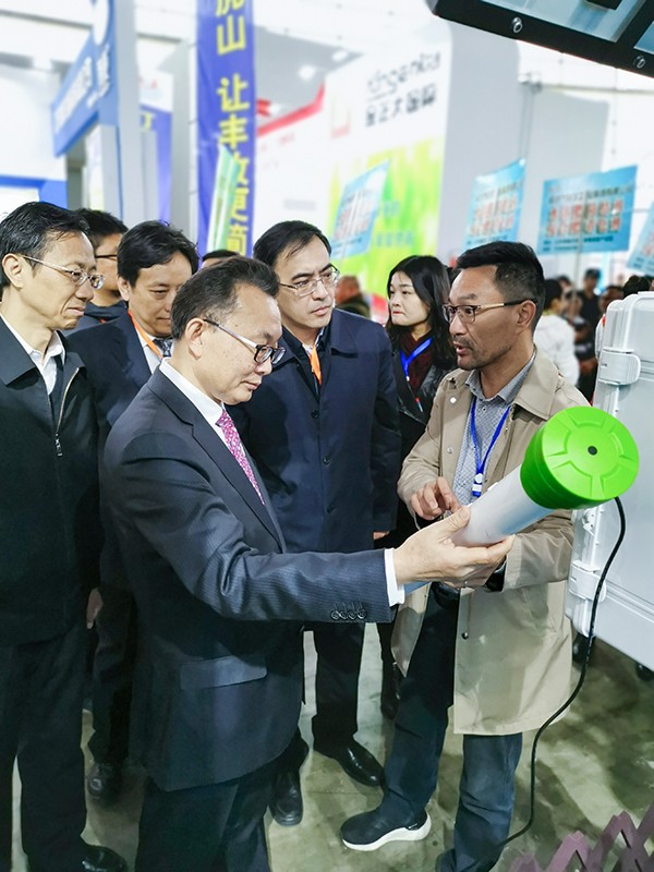 免费看片黄董事長陳渝陽向劉天金主任介紹智能深夜在线看片墒情監測設備 免费看片黄董事長陳渝陽向劉天金主任介紹智能深夜在线看片墒情監測設備