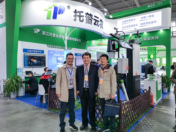 全國農業技術推廣服務中心高祥照總農藝師(中)甘肅省耕地質量設管理總站劉健書記(右) 全國農業技術推廣服務中心高祥照總農藝師(中)甘肅省耕地質量設管理總站劉健書記(右)