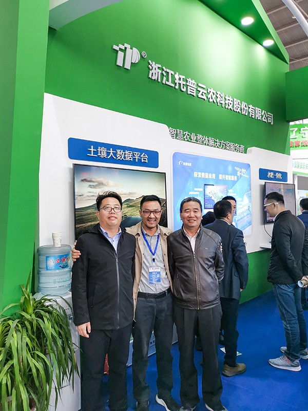 內蒙古土肥站鄭海春站長(右)白雲龍副站長(左) 內蒙古土肥站鄭海春站長(右)白雲龍副站長(左)