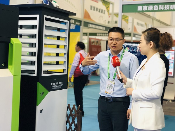 托普工作人員接受江西5套記者采訪 托普工作人員接受江西5套記者采訪