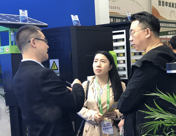 托普工作人員向來訪嘉賓講述托普理念 托普工作人員向來訪嘉賓講述托普理念