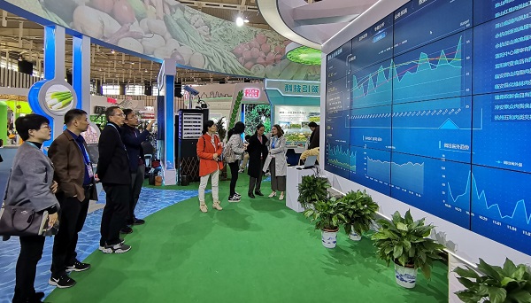 托普工作人員向專家介紹大數據平台 托普工作人員向專家介紹大數據平台