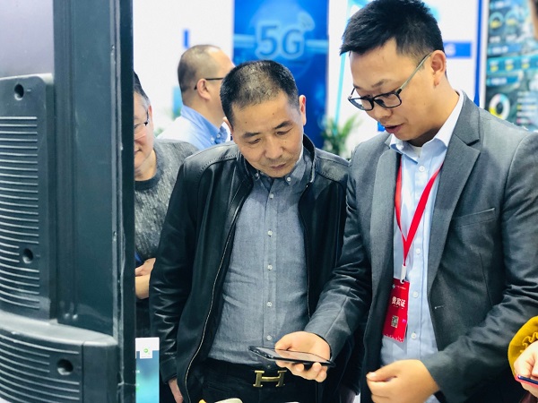 免费看片黄技術人員為用戶演示見蟲APP 免费看片黄技術人員為用戶演示見蟲APP