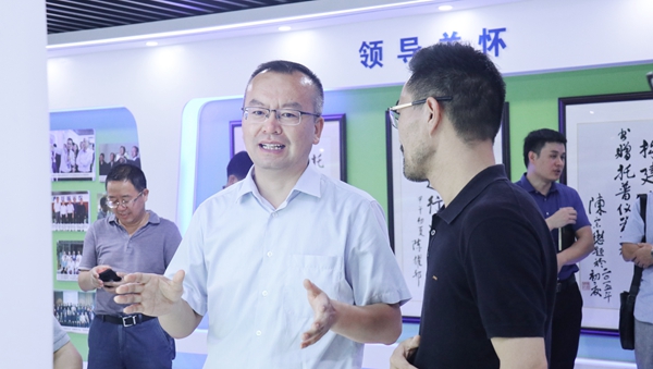 趙喜凱局長參觀免费看片黄展廳 趙喜凱局長參觀免费看片黄展廳