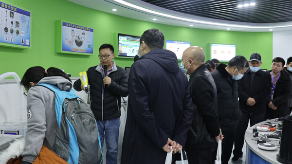 工作人員介紹綜合產品 工作人員介紹綜合產品