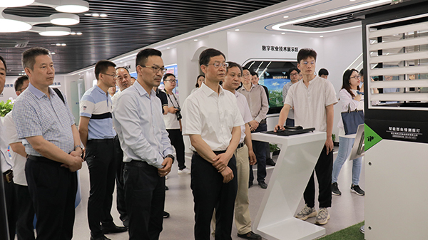 謝建華主任一行還參觀了免费看片黄智慧展廳 謝建華主任一行還參觀了免费看片黄智慧展廳