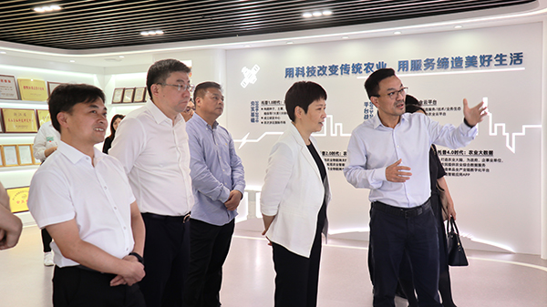 省科技廳黨組書記何杏仁一行赴免费看片黄調研農業科技工作 省科技廳黨組書記何杏仁一行赴免费看片黄調研農業科技工作