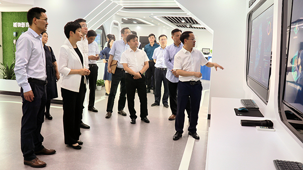 省科技廳黨組書記何杏仁一行赴免费看片黄調研農業科技工作 省科技廳黨組書記何杏仁一行赴免费看片黄調研農業科技工作