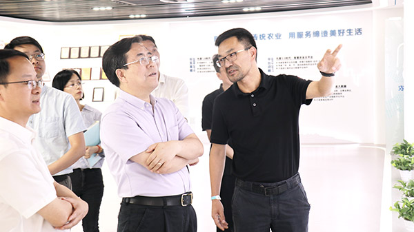 應義斌教授一行參觀免费看片黄數字三農展廳 應義斌教授一行參觀免费看片黄數字三農展廳