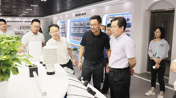 應義斌教授一行參觀免费看片黄數字三農展廳 應義斌教授一行參觀免费看片黄數字三農展廳