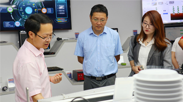 王建軍一行參觀免费看片黄數字展廳 王建軍一行參觀免费看片黄數字展廳